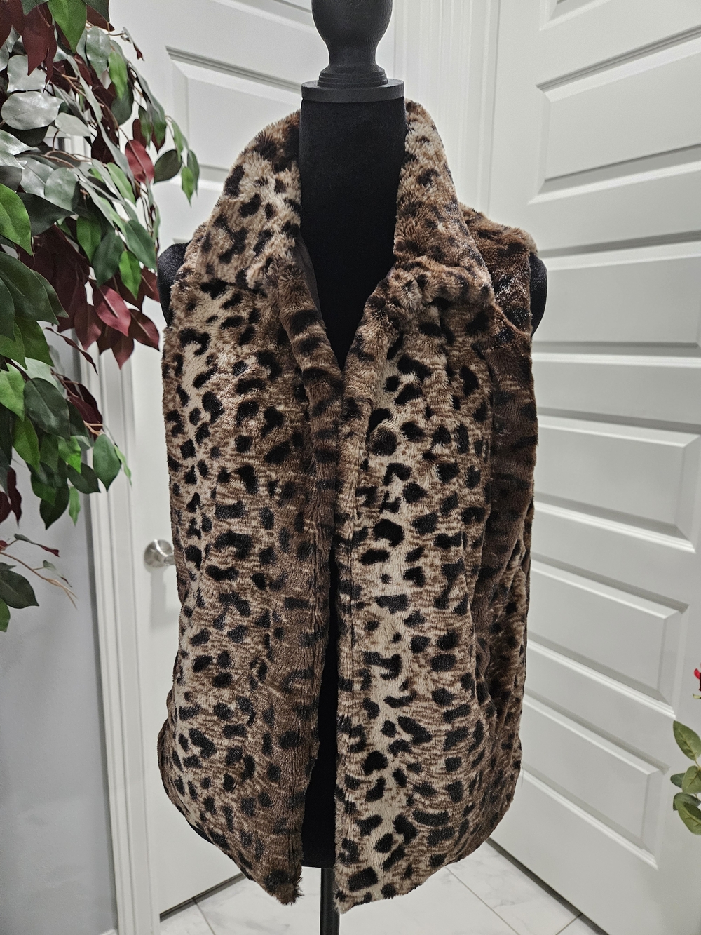 Cejon Leopard Print Faux Fur Vest in Brown and Black